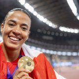 La Bernoise pose avec sa médaille KEYSTONE/MICHAEL BUHOLZER